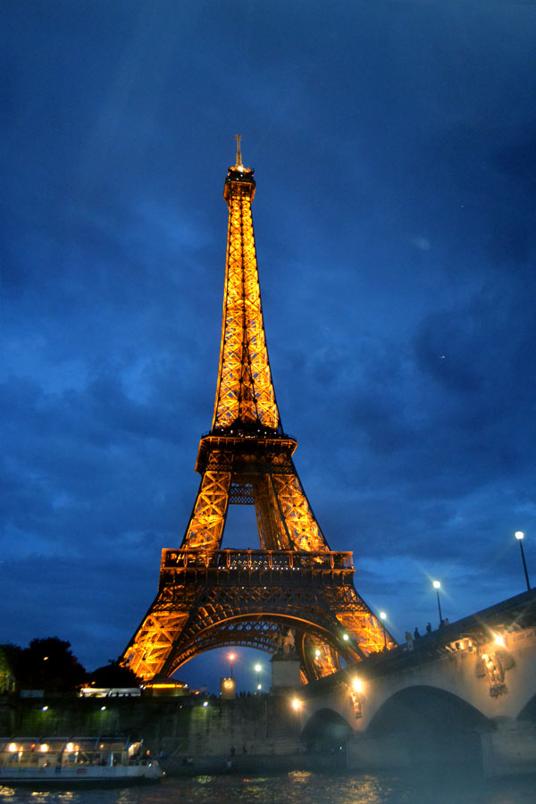 kassel-paris-eiffel-tower-at-night-vertical